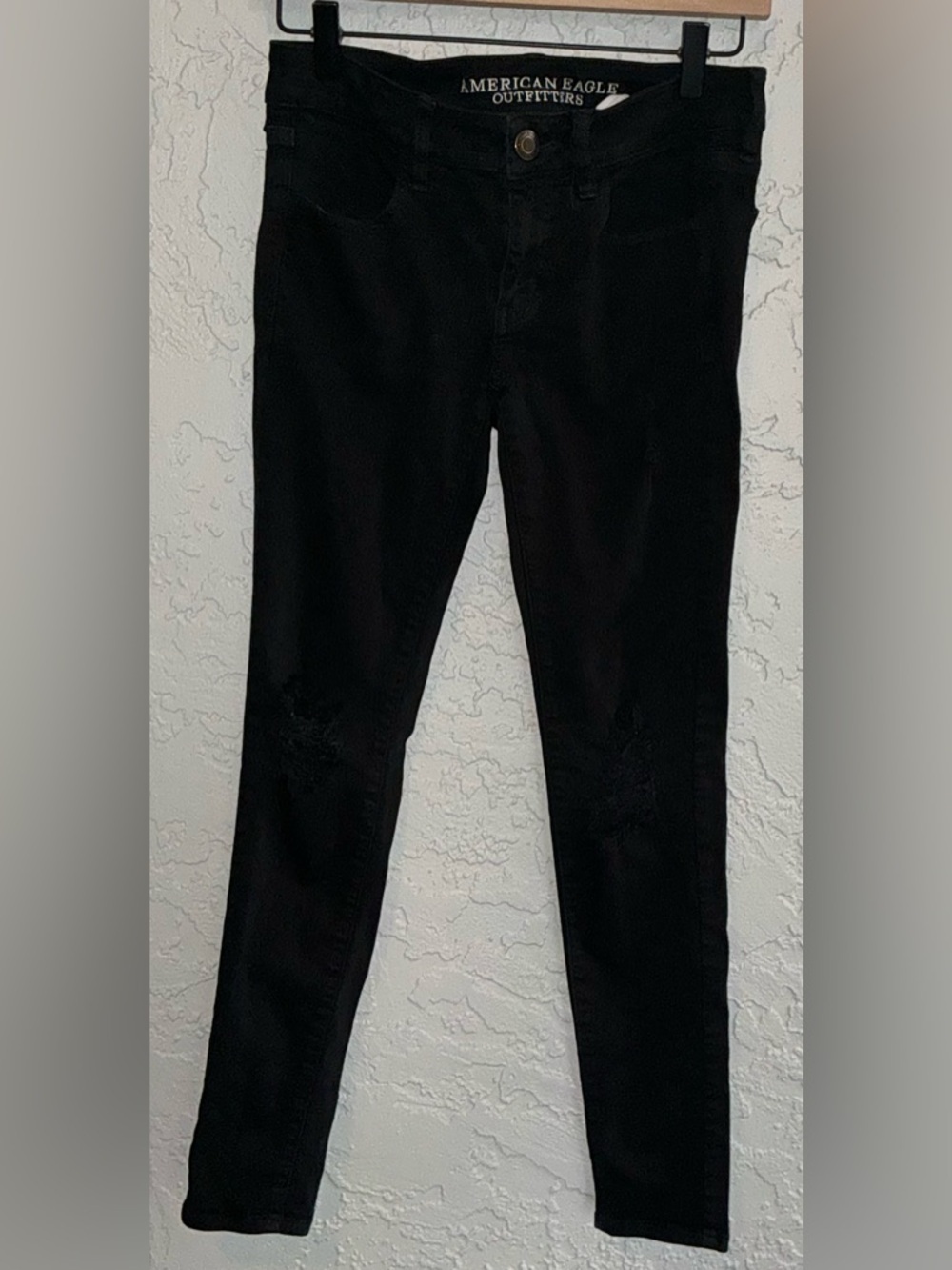American Eagle Women’s Black Super Strech Distressed Jegging